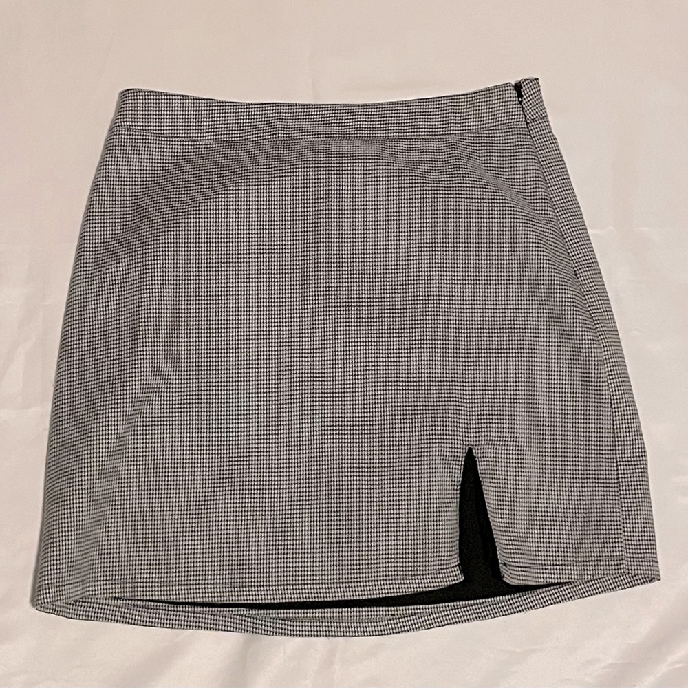 Black and white mid thigh skirt.